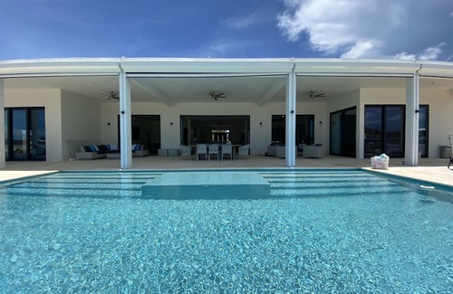 Discovery Bay Villa | Beautiful modern 4 bedroom villa and pool with stunning views over Turtle Lake