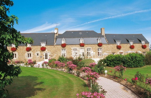 Saint-Jouan-des-Guerets Apartment | Beautiful apartment for 5 people with pool, WIFI, TV, terrace and parking