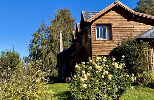 San Martin de los Andes House | Beautiful log house on a hillside. Spectacular view. Sleeps 12