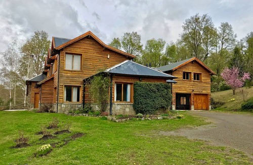 San Martin de los Andes House | Beautiful log house on a hillside. Spectacular view. Sleeps 12