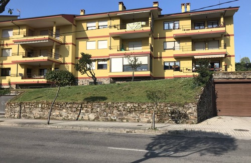 Villafranca del Bierzo Apartment | Beautiful apartment with views of the mountains and pool.