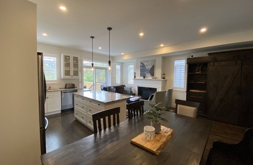 The Blue Mountains House | Beautiful home in Windfall, Blue Mountain. Walk to village, hot tub and pool!