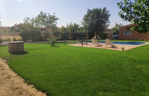 Valdetorres de Jarama Ski Chalet | Beautiful villa with garden, barbecue and pool
