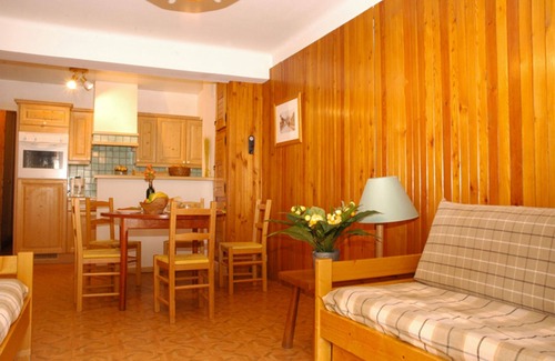 Val Cenis Apartment | Beautiful apartment for 5 people at the foot of the village center piste (ref J1)