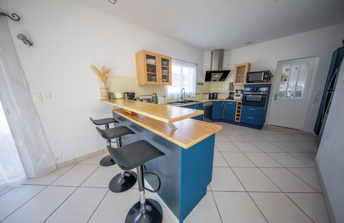Saint-Medard-en-Jalles Villa | Beautiful house with large garden for 8 people with heated swimming pool