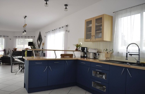 Saint-Medard-en-Jalles Villa | Beautiful house with large garden for 8 people with heated swimming pool
