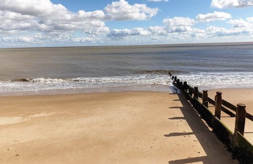 Walton on the Naze House | Beautiful 3-Bed Caravan in Walton on the Naze