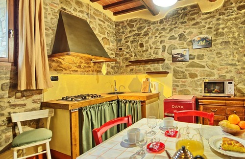 Torre A Castello Apartment | Beautiful apartment for 3 people with pool, WIFI, pets allowed and panoramic view