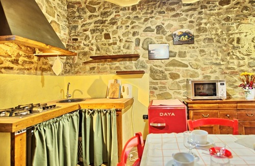 Torre A Castello Apartment | Beautiful apartment for 3 people with pool, WIFI, pets allowed and panoramic view
