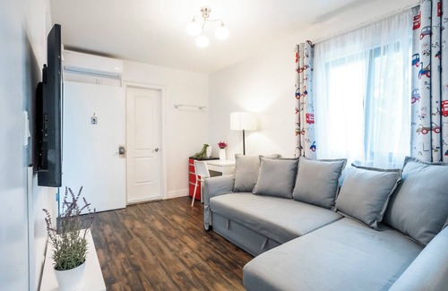 East Flushing Apartment | Beautiful 1-2 Bedroom! Deck w/Outdoor Kitchen!