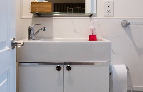 East Flushing Apartment | Beautiful 1-2 Bedroom! Deck w/Outdoor Kitchen!