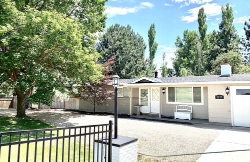 Eagle House | Beautiful 1 acre 5 bd in Eagle- hot tub & pingpong