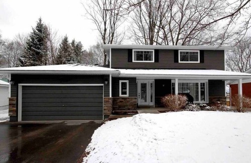 Midland Apartment | Beautiful 1 Bdrm Apartment - Close to Everything!