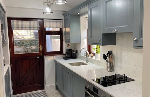 Newton Ferrers Cottage | Beautiful 1 bed cottage with courtyard garden a stones throw from the river
