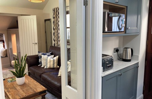 Newton Ferrers Cottage | Beautiful 1 bed cottage with courtyard garden a stones throw from the river