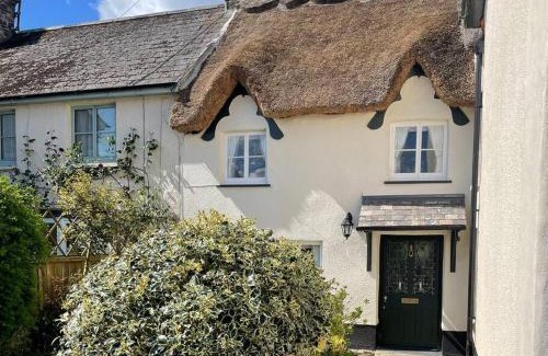 Dolton House | Beautiful 1 bed thatched cottage