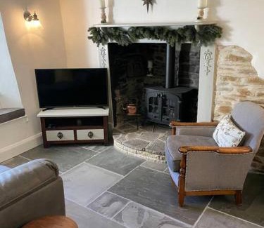 Dolton House | Beautiful 1 bed thatched cottage