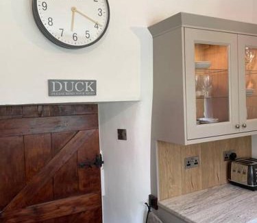 Dolton House | Beautiful 1 bed thatched cottage