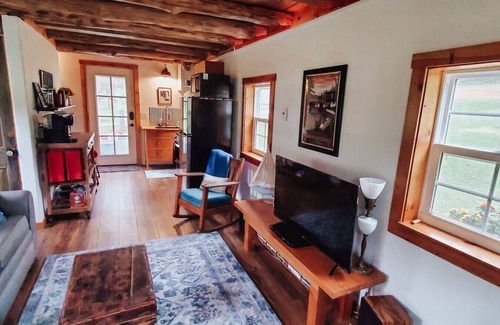 Richland Center Cottage | Beautiful 1 Bedroom Cottage Tucked Away in the Hills of the Driftless Area