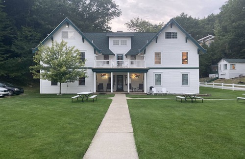 Onekama Condo | Beautiful 1 bedroom Condo on Portage Lake Resort.Onekama. Beach, pool, hot tub.