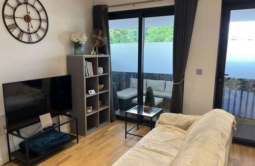 Broxbourne Apartment | Beautiful 1 Bedroom Apartment - great location!