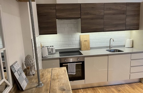 Broxbourne Apartment | Beautiful 1 Bedroom Apartment - great location!