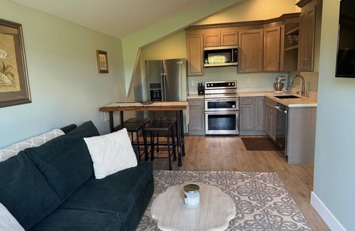Napa Apartment | Beautiful 1 Bedroom, loft style apartment with private deck on vineyard in Napa.
