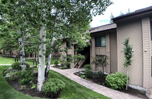 Elkhorn Village Condo | Beautiful 1 Bedroom Renovated Elkhorn Condo