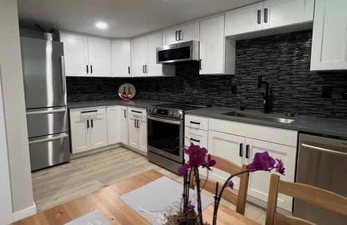 Des Moines House | Beautiful 1-bedroom studio in Des Moines!