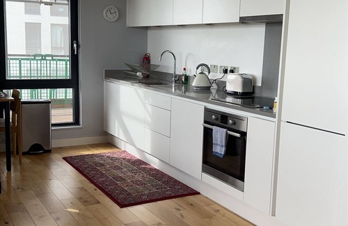 Tower Hamlets Apartment | Beautiful 1 Bedroom with Balcony Near Mile End