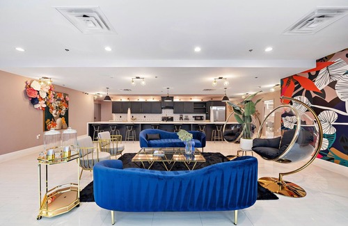 South Central Houston Hotel | Beautiful 10-bedroom Boutique Hotel with guest kitchen & conference room