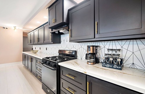 South Central Houston Hotel | Beautiful 10-bedroom Boutique Hotel with guest kitchen & conference room