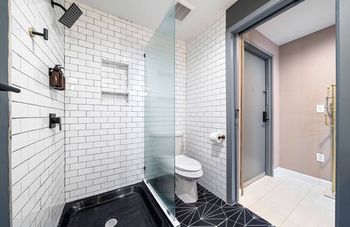 South Central Houston Hotel | Beautiful 10-bedroom Boutique Hotel with guest kitchen & conference room