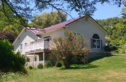 Lewisburg House | Beautiful 100+ acre Farm ony 4 miles from downtown Lewisburg, WV