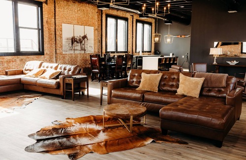 Crockett Apartment | Beautiful 100 year old building overlooking the square in downtown Crockett.