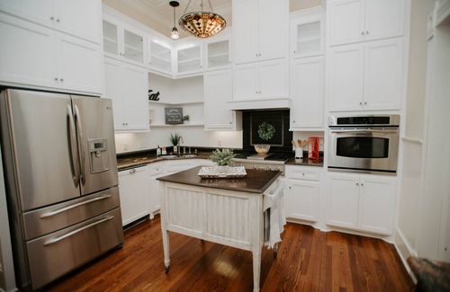Purcell Apartment | Beautiful 100 year old Apt. on Historic Main St.