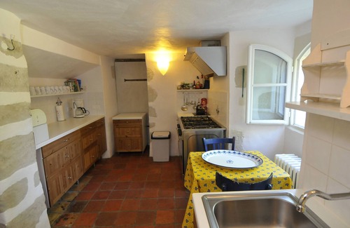 Laussou House | Beautiful 12th century castle in lush green valley