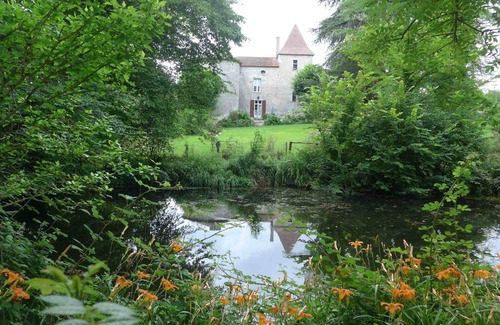 Laussou House | Beautiful 12th century castle in lush green valley