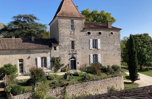 Laussou House | Beautiful 12th century castle in lush green valley
