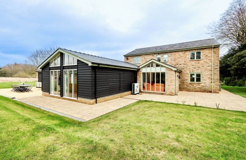 Bury St Edmunds House | Beautiful 18 person barn set in a quite and tranquillity area