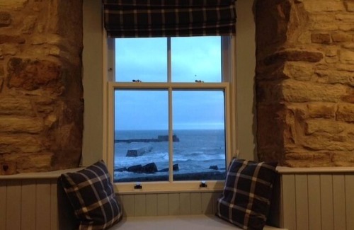 St Monans Cottage | Beautiful 1850's Fisherman's Cottage on the sea front in prime location