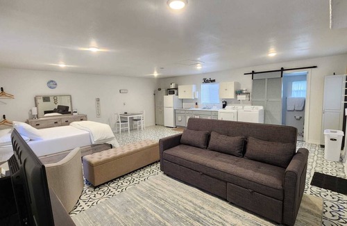 Texas City House | Beautiful 1BD 1 BTH Guest House located in Texas City.