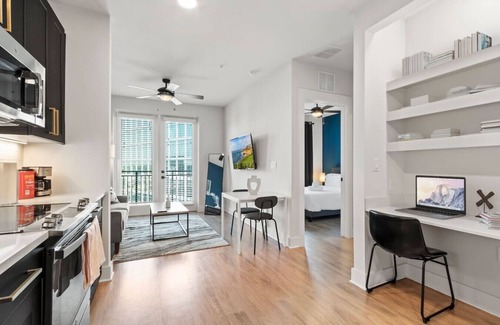 North Hyde Park Apartment | Beautiful 1BD | Pool & Gym | Central Location