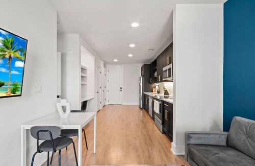North Hyde Park Apartment | Beautiful 1BD | Pool & Gym | Central Location