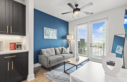 North Hyde Park Apartment | Beautiful 1BD | Pool & Gym | Central Location