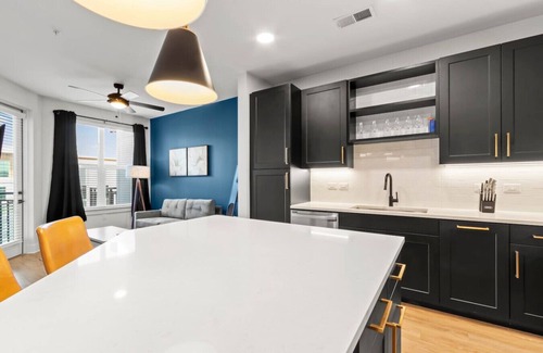 North Hyde Park Apartment | Beautiful 1BD | Vibrant & Central Community | Pool