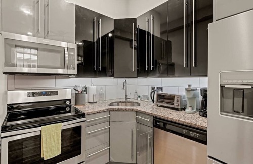 Rittenhouse Row Apartment | Beautiful 1BD With Balcony | Rittenhouse Square