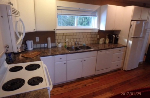 Sorrento House | Beautiful 1bedroom suite 10 minutes away from spectacular Shuswap Lake!