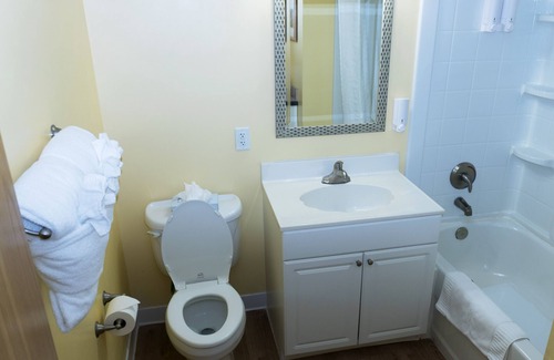 Virginia Beach Condo | Beautiful 1BR 1 BA Suite with Separate Living Area