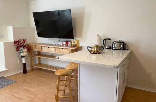 North Creek House | Beautiful 1Br Condo at Cozy & Safe Neighbourhood